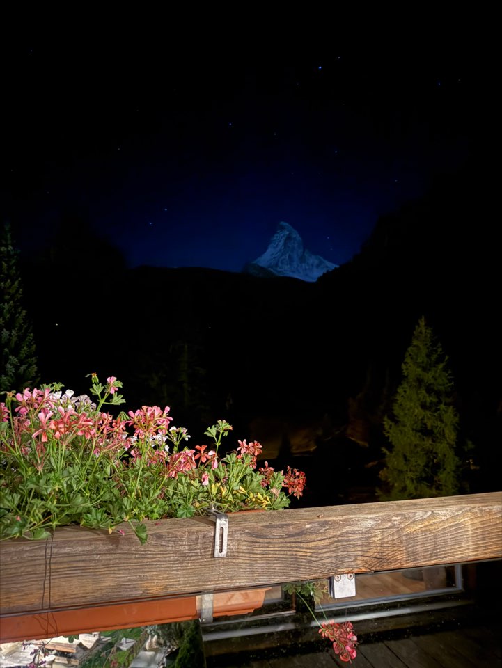 체르마트 스위트네호텔 주르브리겐 테라스에서 어둠이 내린 뒤 감상한 밤의 마테호른 전경