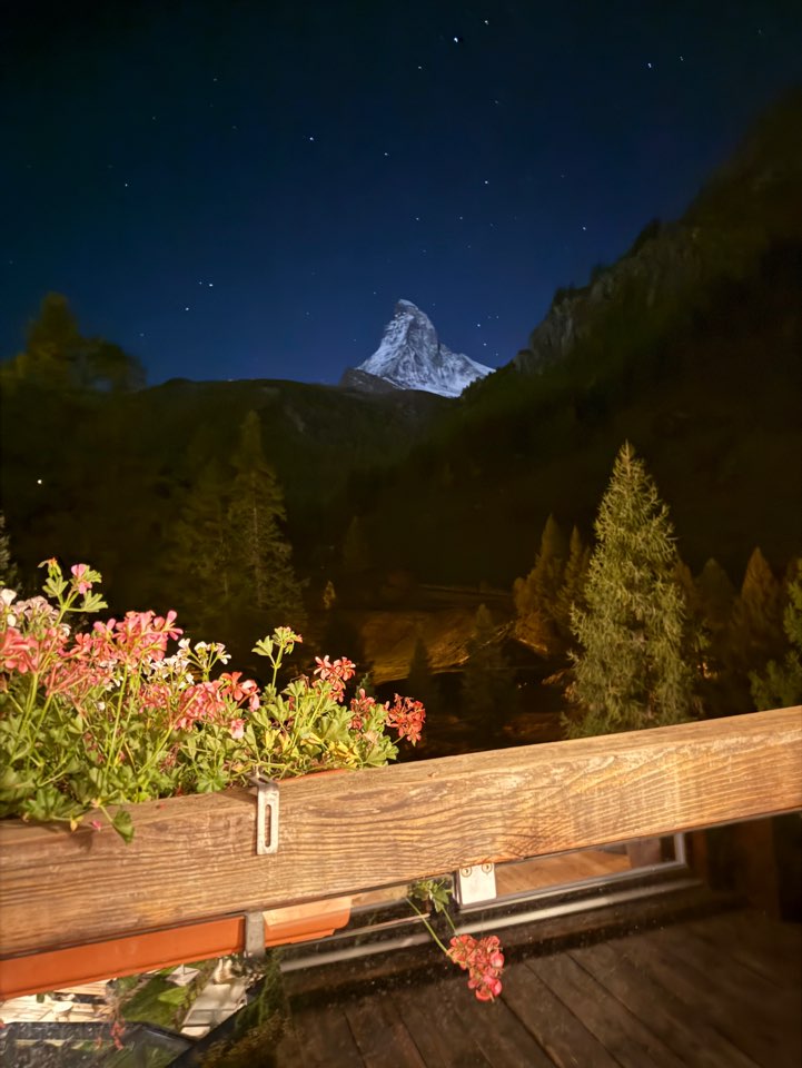 체르마트 스위트네호텔 주르브리겐 테라스에서 바라본 밤의 마테호른