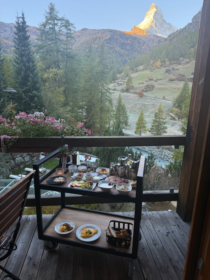 체르마트 스위트네호텔 주르브리겐 테라스에서 마테호른을 바라보며 즐기는 프라이빗 조식