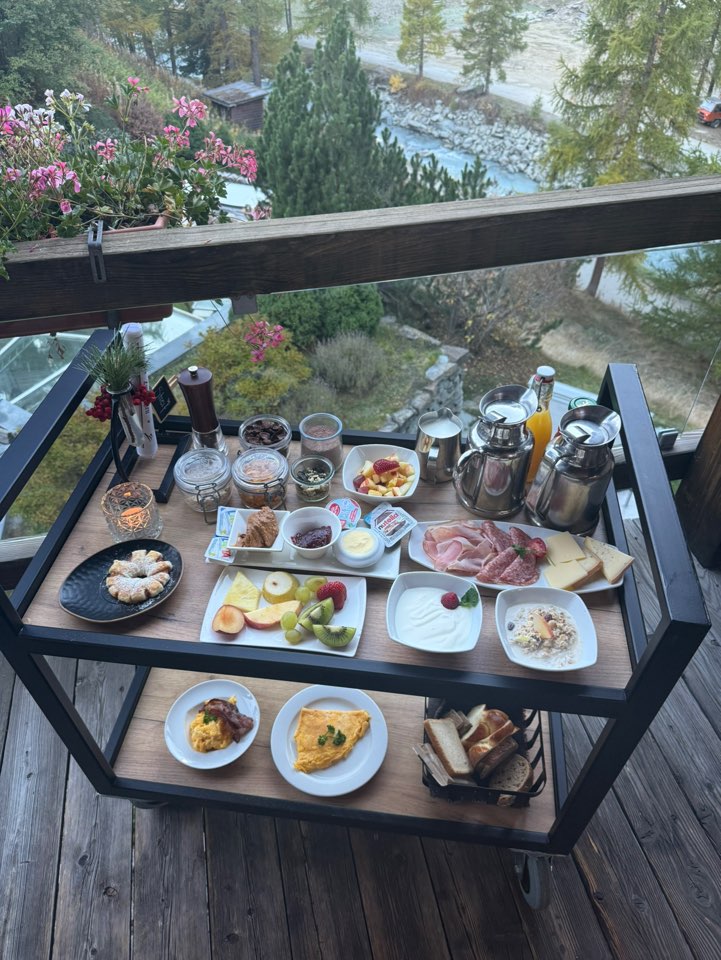 체르마트 스위트네호텔 주르브리겐 테라스에서 마테호른 전망과 함께 준비된 아침 조식