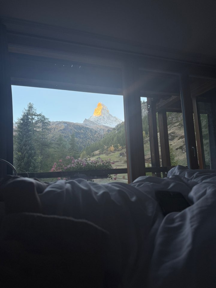 체르마트 스위트네호텔 주르브리겐 스위트룸 침실 창문 너머로 보이는 마테호른 전망