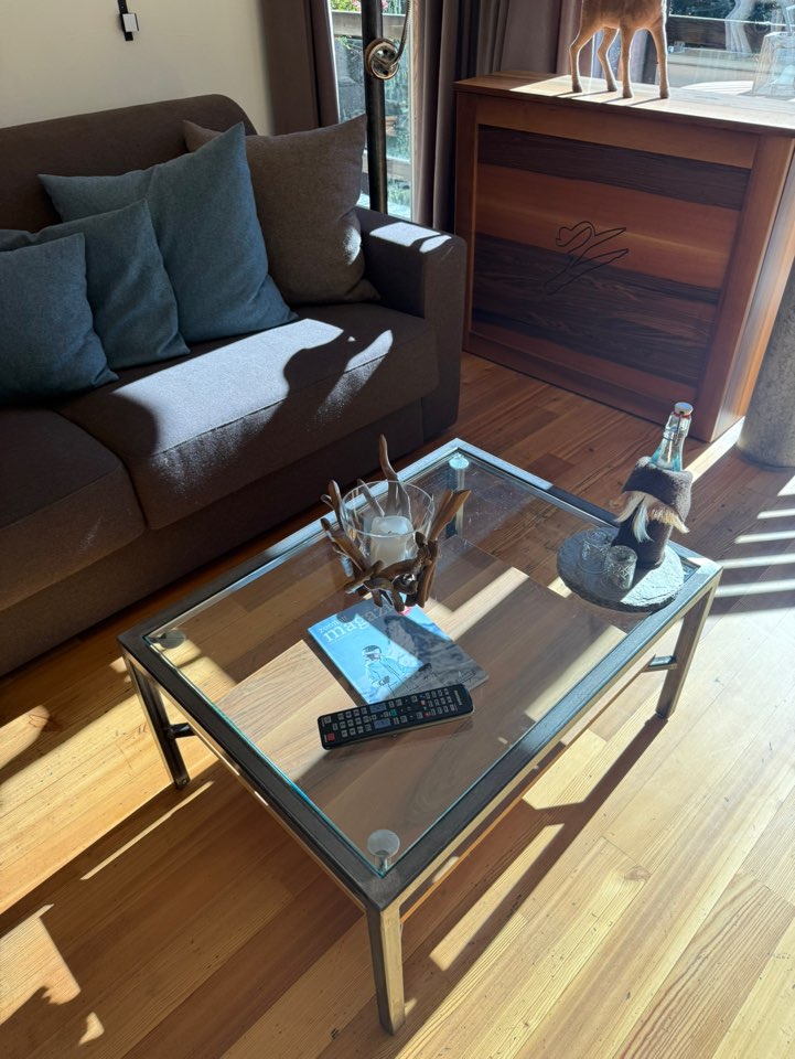 체르마트 스위트네호텔 주르브리겐 스위트룸 거실 테이블