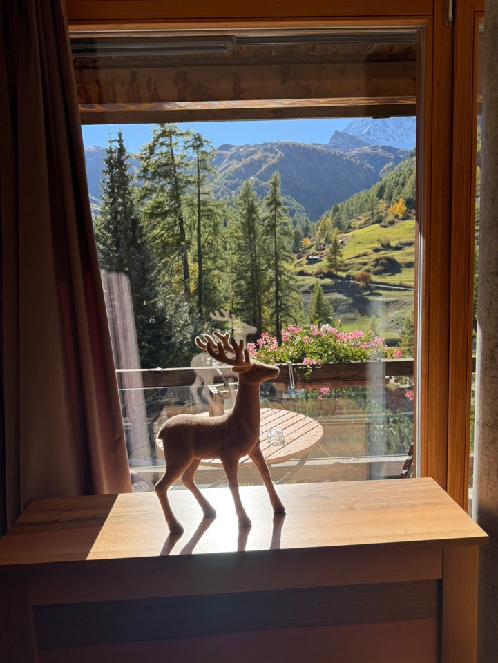 체르마트 스위트네호텔 주르브리겐 넓은 스위트룸 거실 내부와 마테호른 뷰