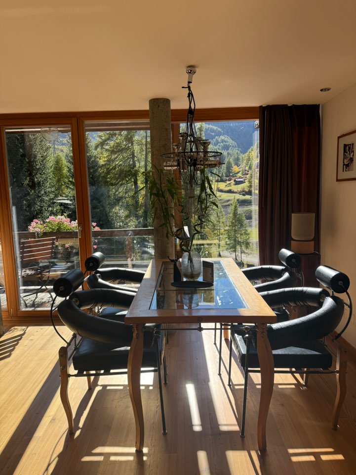 체르마트 스위트네호텔 주르브리겐 스위트룸 넓은 다이닝 공간