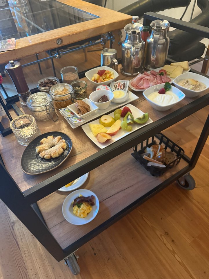 체르마트 스위트네호텔 주르브리겐 스위트룸에서 여유롭게 즐긴 빵, 치즈, 과일, 커피 등 조식