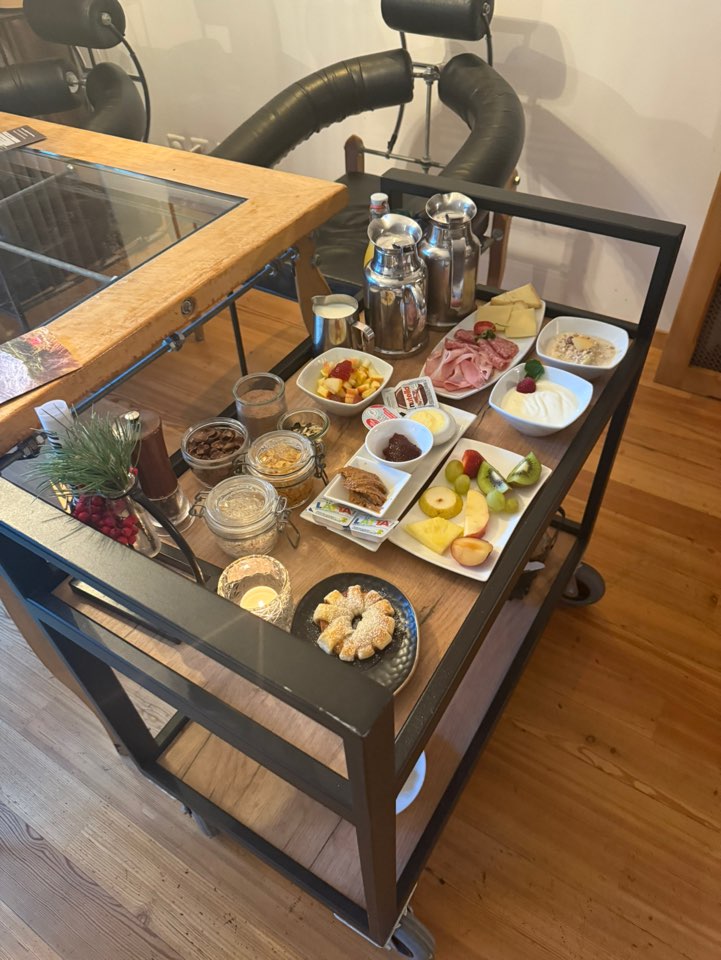 체르마트 스위트네호텔 주르브리겐 스위트룸으로 배달된 다양한 옵션의 프라이빗 조식