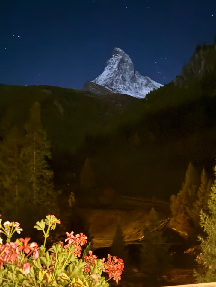 체르마트 스위트네호텔 주르브리겐에서 별빛 아래 감상한 밤의 마테호른 전망