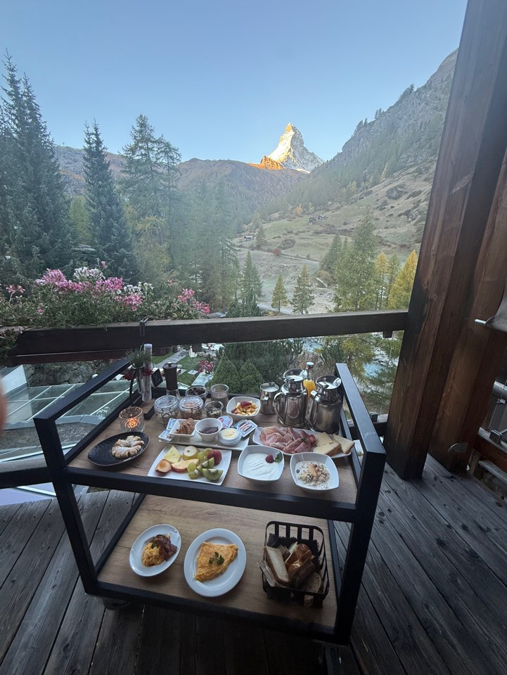 체르마트 스위트네호텔 주르브리겐 테라스에서 여유롭게 즐긴 빵, 과일, 커피 등 조식과 마테호른 뷰