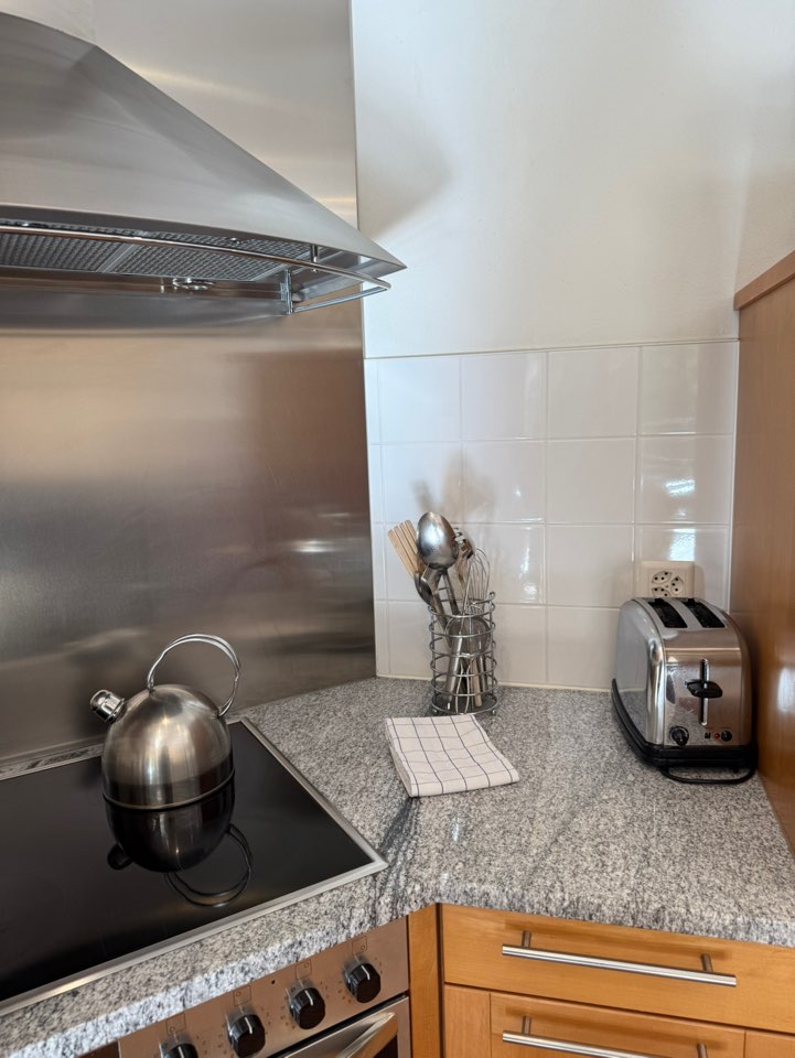 체르마트 스위트네호텔 주르브리겐 스위트룸 주방에 갖춰진 토스트기와 주전자