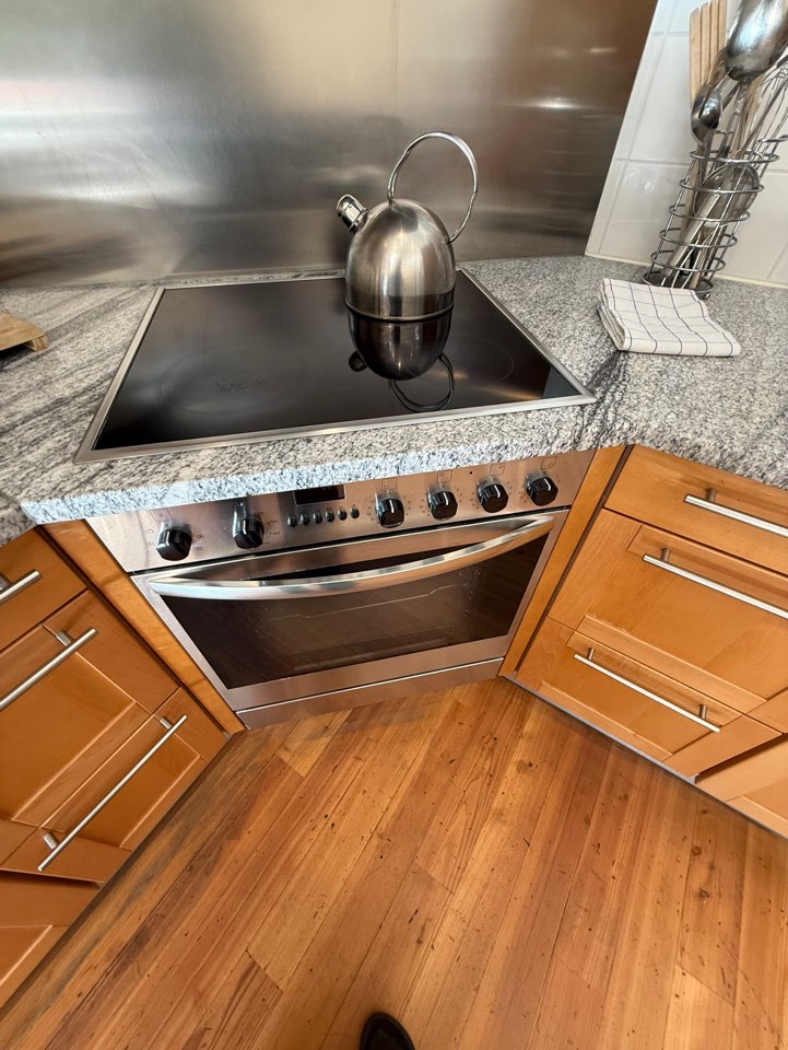 체르마트 스위트네호텔 주르브리겐 스위트룸 주방에 갖춰진 인덕션과 오븐