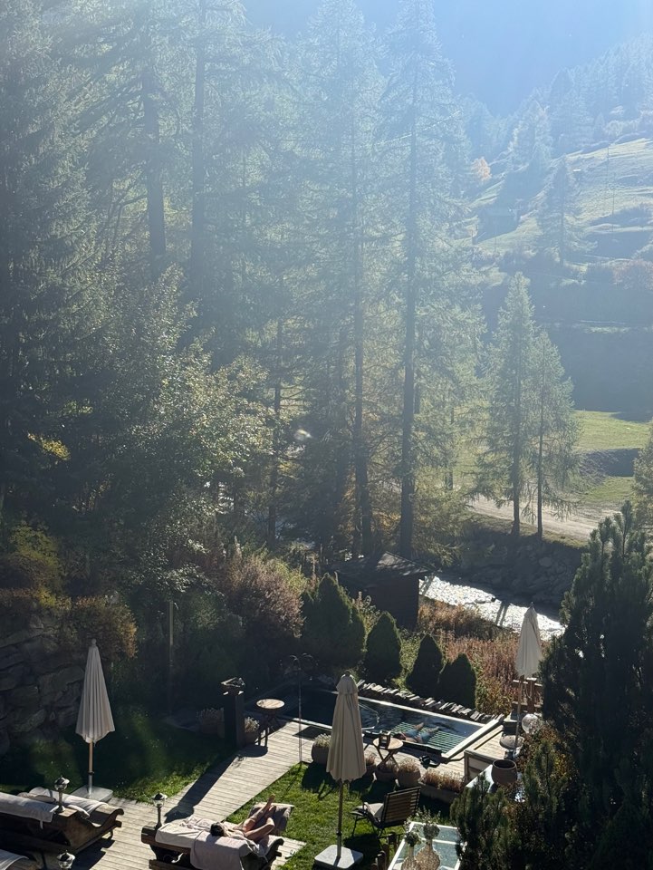 체르마트 스위트네호텔 주르브리겐 야외 수영장에서 바로 보이는 마테호른 전경