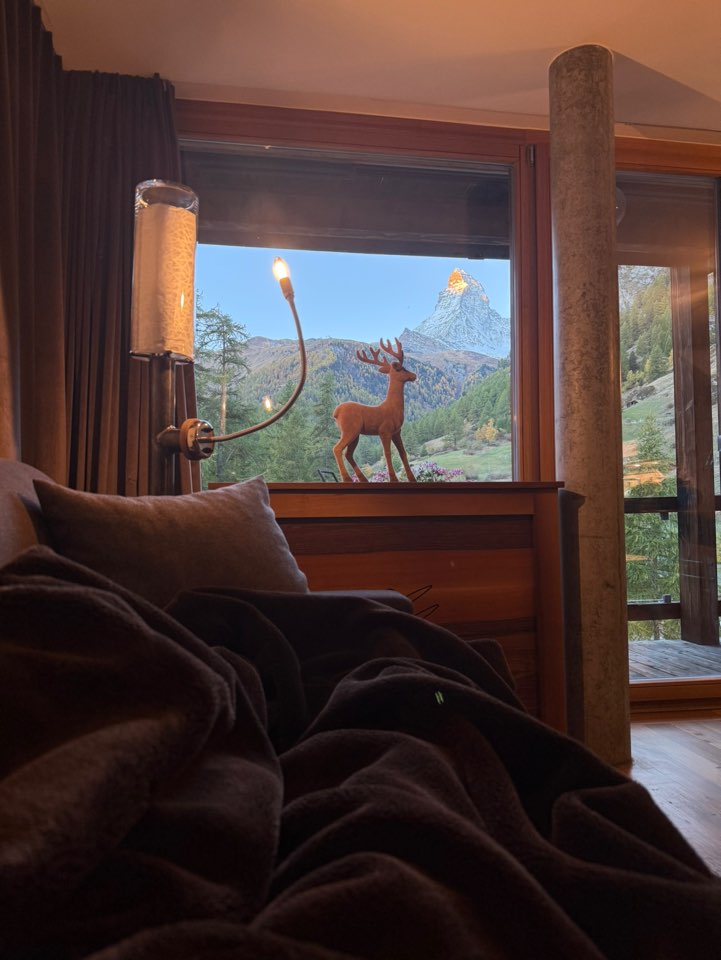 체르마트 스위트네호텔 주르브리겐 스위트룸 거실 소파에 누워 감상한 마테호른 전망