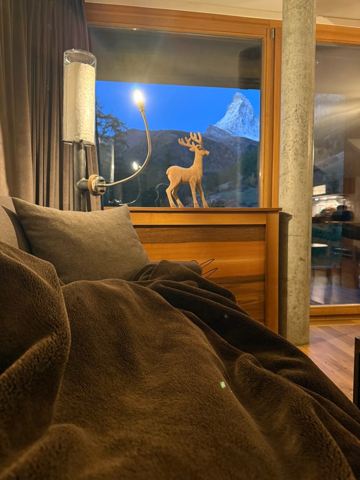 체르마트 스위트네호텔 주르브리겐 거실 소파에서 편안하게 바라본 마테호른 전경