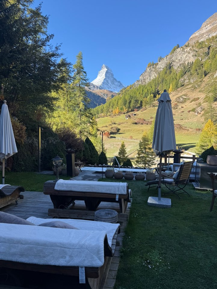 체르마트 스위트네호텔 주르브리겐 야외 수영장에서 여유롭게 바라본 마테호른 전경