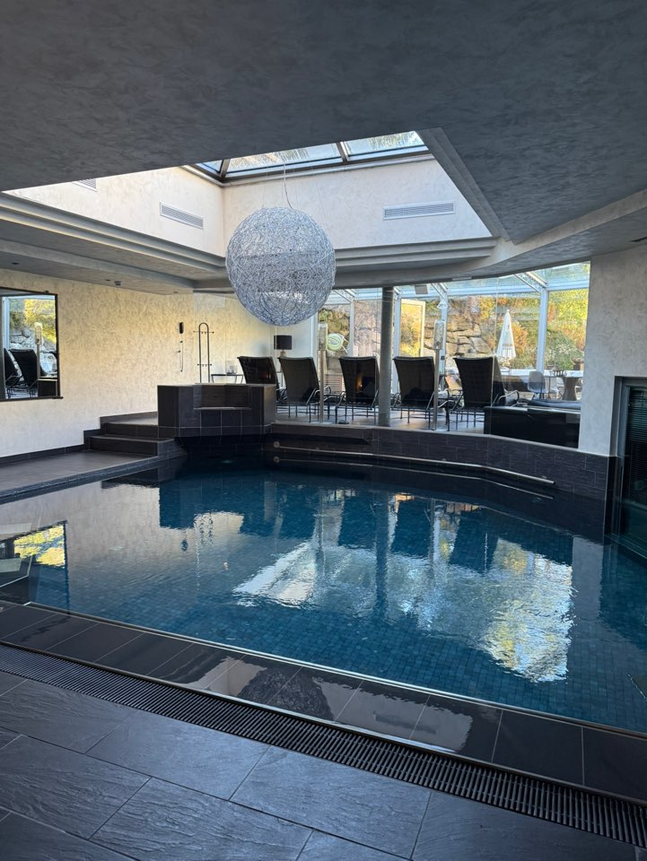 체르마트 스위트네호텔 주르브리겐 실내 수영장 전경