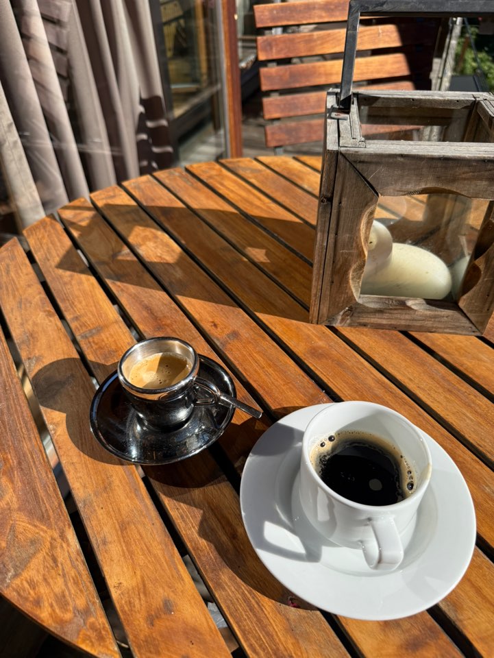 체르마트 스위트네호텔 주르브리겐 테라스에서 아침 햇살과 함께 즐긴 커피와 마테호른 뷰